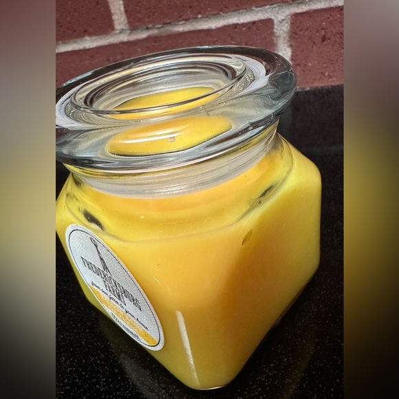Fredericksburg Farms “Yellow Rose of Texas” Candle 🌼 - Picture 5 of 6